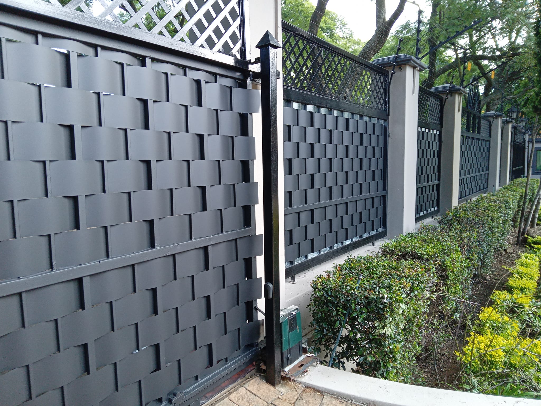 Custom steel palisade fence weaving and custom steel works